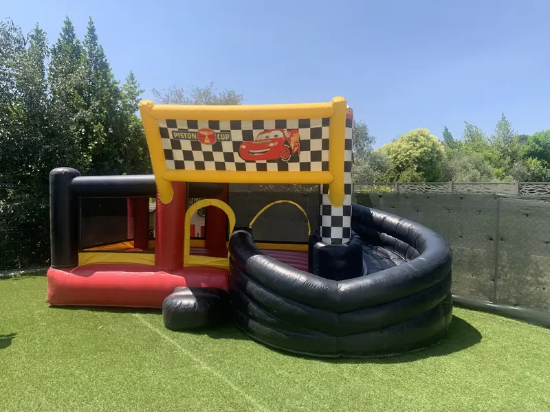 Château gonflable Cars monté dans un jardin