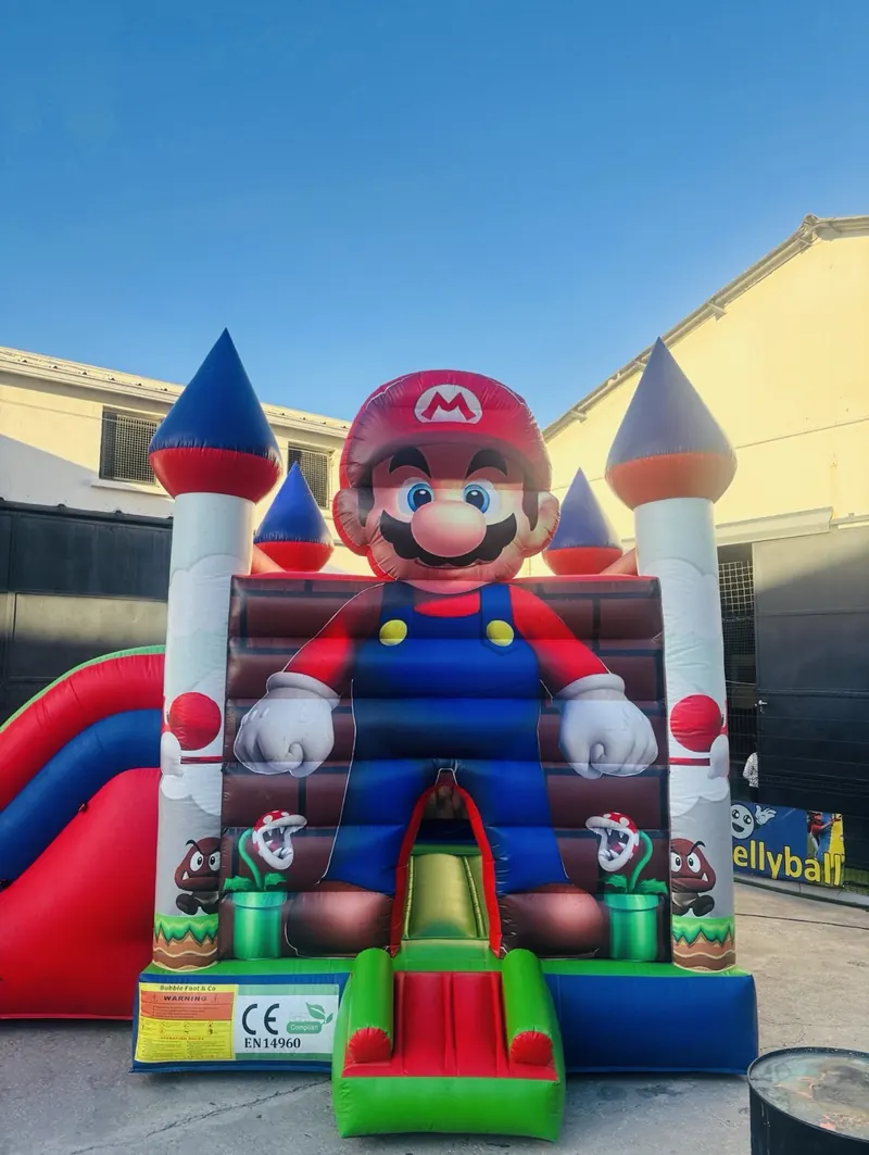 Château gonflable Mario à tourelles monté dans un jardin