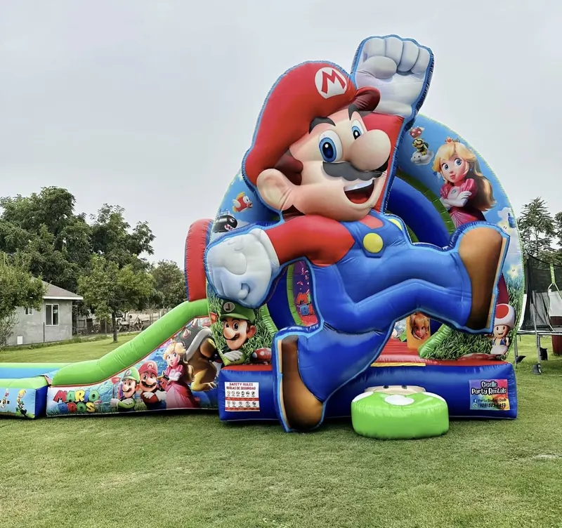 Château gonflable Mario Bros monté dans un jardin