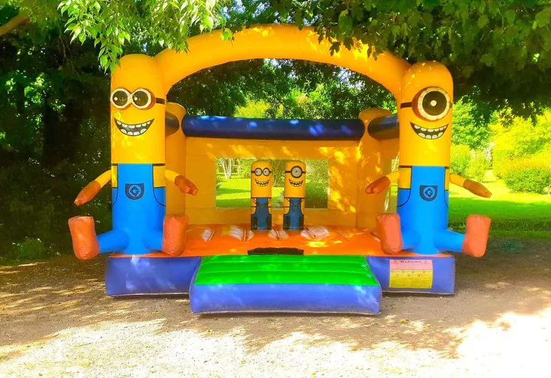 Château gonflable Minions monté dans un jardin