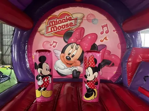 Château gonflable Minnie monté dans un jardin