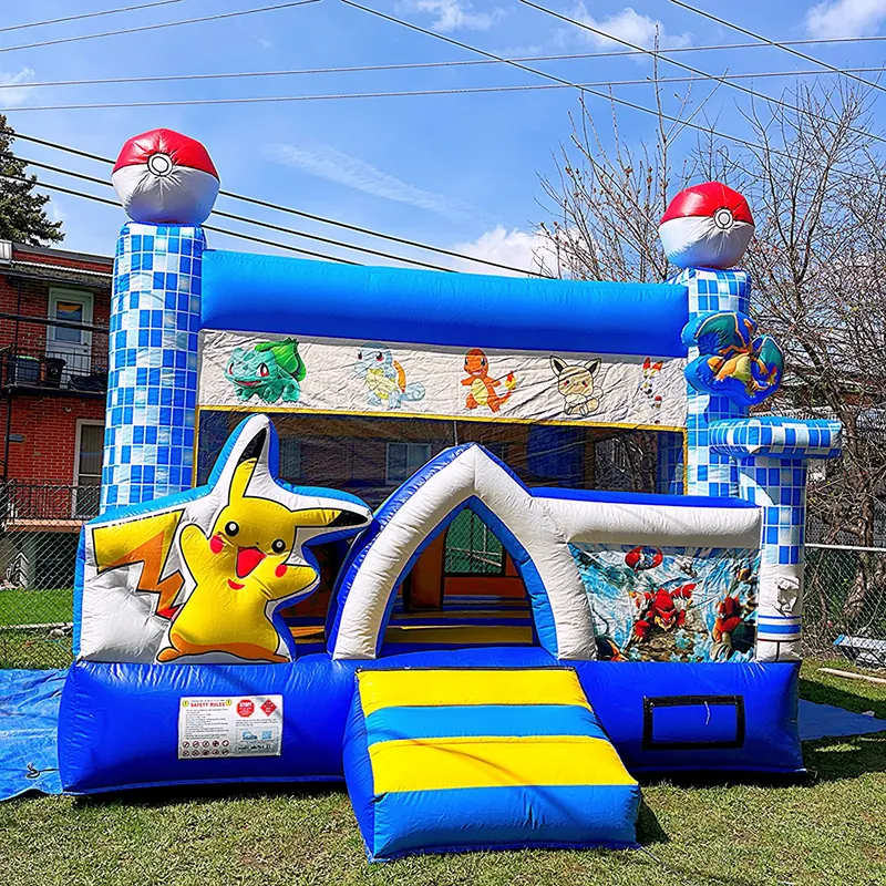 Château gonflable Pokémon monté dans un jardin
