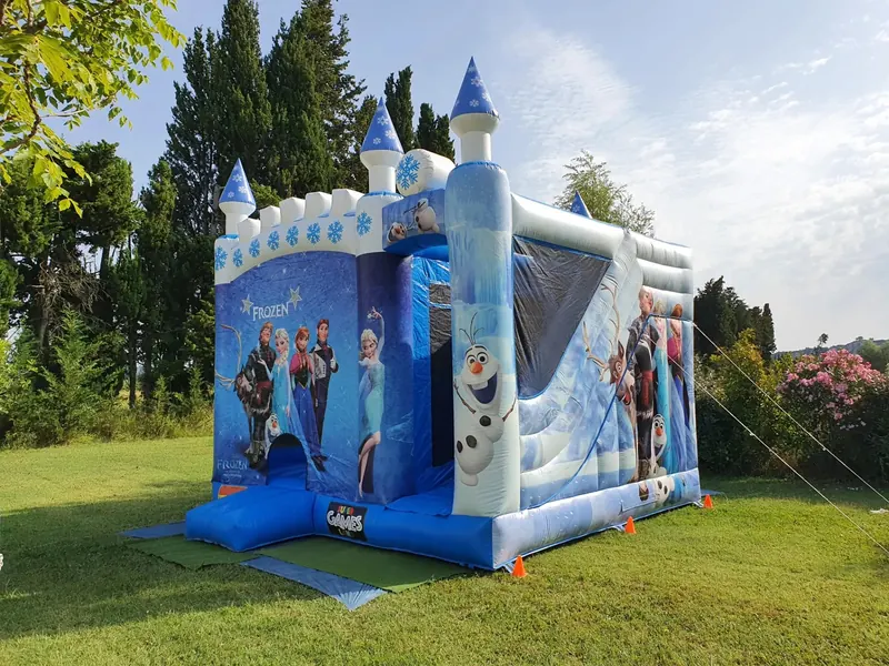 Château gonflable Reine des Neiges monté dans un jardin