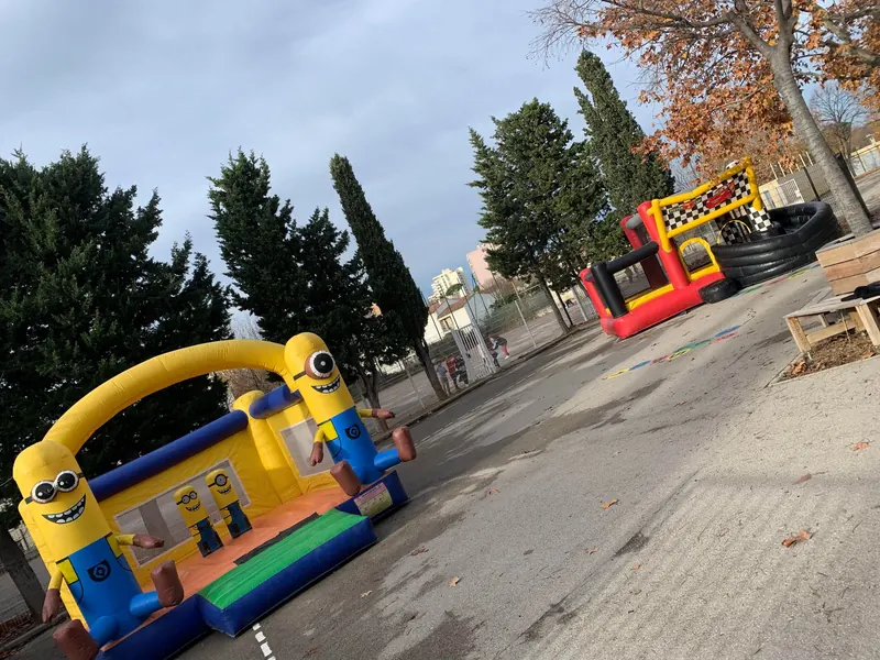 Plusieurs structures gonflables installées pour une fête