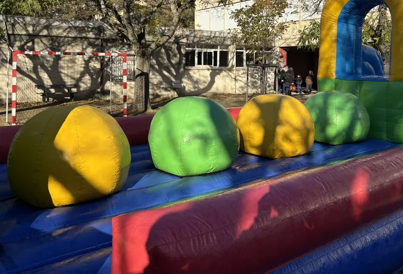 Parcours gonflable Total Wipeout monté dans une cour